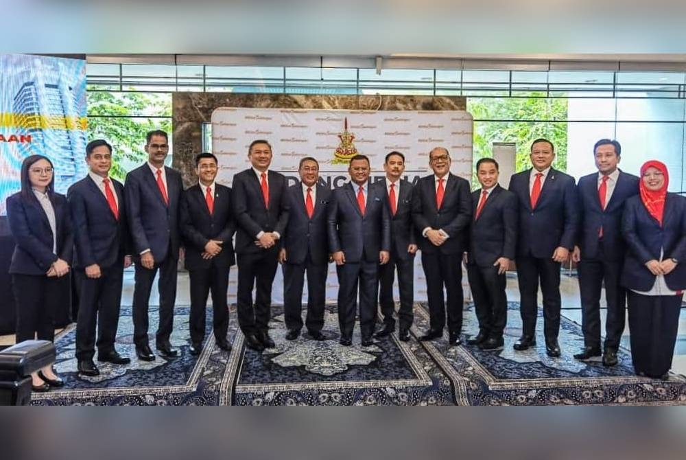 Amirudin (tengah) bersama barisan 10 Exco Selangor yang dilantik.