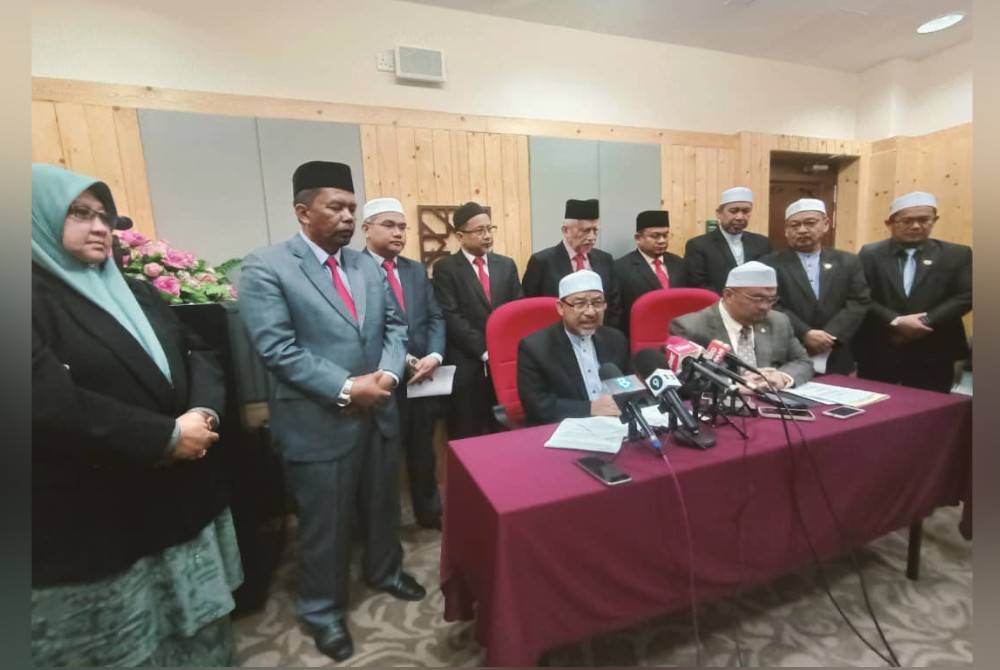 Mohd Nassuruddin (duduk, kiri) semasa sidang akhbar selepas Mesyuarat Exco Kelantan yang pertama di Kota Darulnaim pada Rabu.