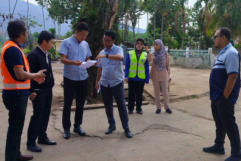 Chun Kuang (tiga dari kiri) bersama wakil MBK dan agensi terlibat ketika membuat pemeriksaan terakhir di tapak premis barang lusuh tidak berlesen di Lorong Galing 47, Jalan Haji Ahmad di sini pada Rabu.