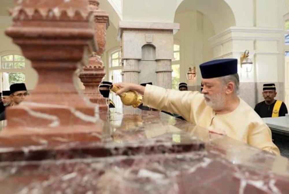 Sultan Ibrahim berangkat ke Istiadat Ziarah Makam bersempena Hari Hol Almarhum Sultan Iskandar Almarhum Sultan Ismail, pada Rabu. - Foto Facebook Sultan Ibrahim Almarhum Sultan Iskandar