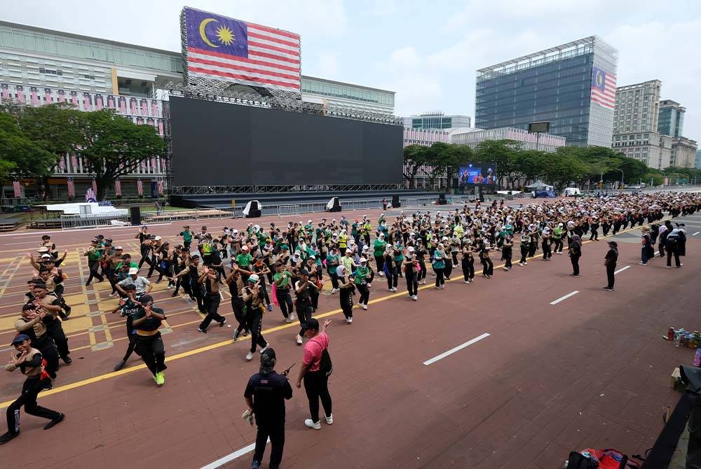 Peserta-peserta kini memulakan latihan sempena Sambutan Hari Kebangsaan 2023 di Dataran Putrajaya semasa tinjauan pada Rabu. - Foto Bernama