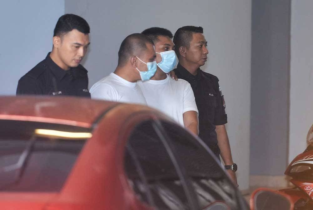 Mohamad Raiyan (dua dari kiri) dan Mohamad Fierdaus diiringi polis di Mahkamah Tinggi Seremban pada Rabu.