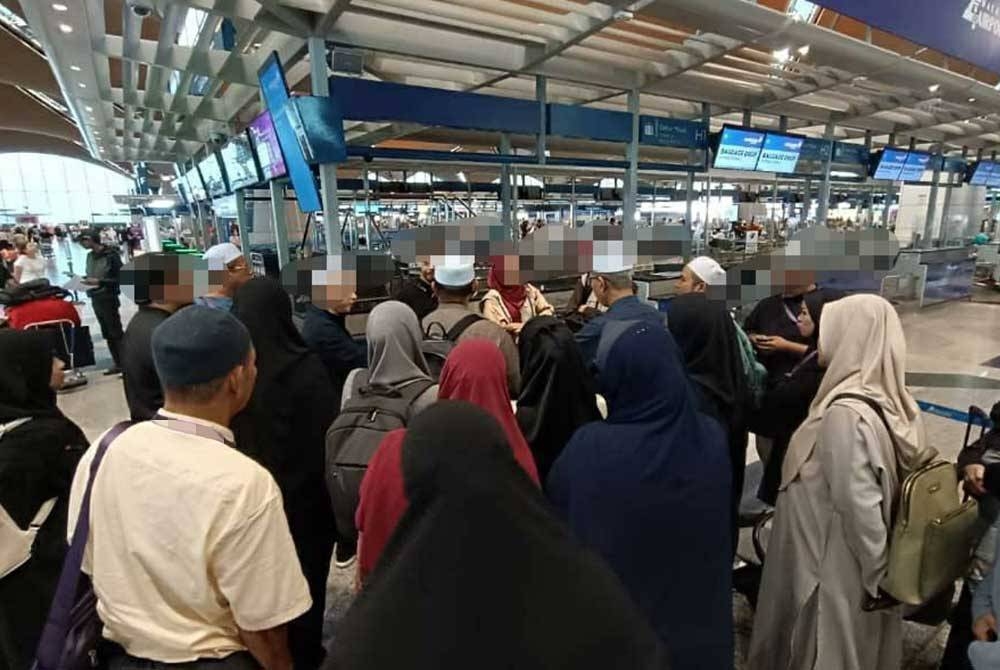 Bakal jemaah umrah berkumpul di KLIA sebelum dihantar pulang ke destinasi masing-masing.