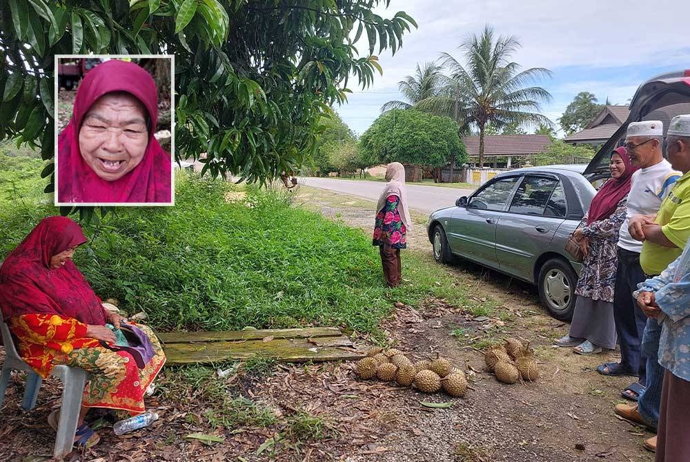 Fatimah Ismail atau lebih dikenali sebagai Mok Timah menjual selonggok durian kampung mengandungi enam biji pada harga RM50.