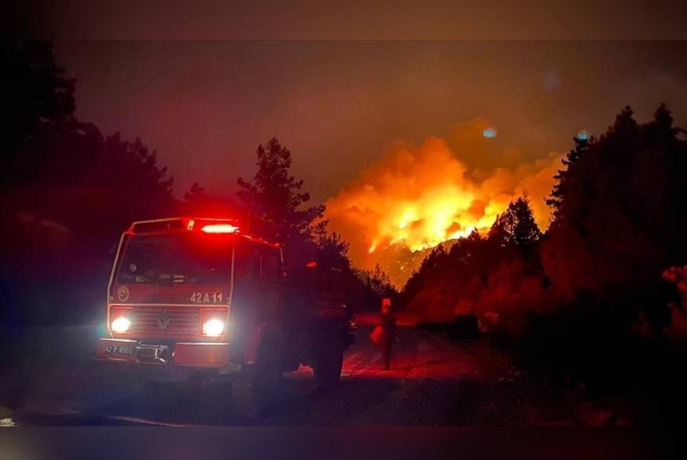 Pasukan bomba Turkiye berusaha memadam kebakaran besar di wilayah Çanakkale barat dua hari berturut-turut. - Foto Agensi