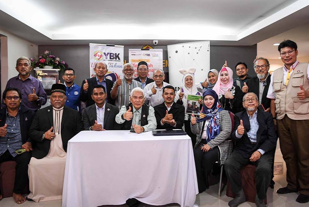 Zainal Abidin (duduk depan, empat dari kanan) bergambar bersama peserta dari pelbagai agensi ketika sidang media Sesi Meja Bulat `Menoktah Kemiskinan - Peranan Sektor Ketiga’ di Ibu Pejabat Yayasan Basmi Kemiskinan Kelana Jaya pada Rabu. - Foto Bernama