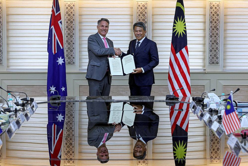 Mohamad dan Marles ketika pertukaran kenyataan bersama selepas Mesyuarat Ketiga Malaysia-Australia Joint Defence Programme (MAJDP) High Level Committee (HLC) sewaktu lawatan rasminya ke Kementerian Pertahanan Malaysia di Wisma Pertahanan pada Rabu. - Foto Bernama