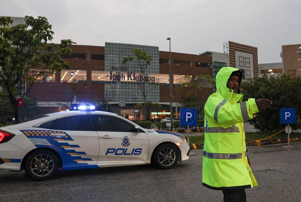 Anggota Polis mengawal keadaan di luar bangunan pusat beli-belah di AEON Klebang pada Rabu. - Foto Bernama