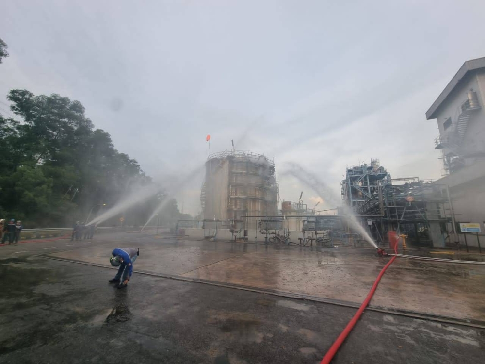 Anggota bomba menjalankan operasi di sebuah kilang yang dilaporkan berlaku kebocoran bahan kimia di Pasir Gudang.- Foto JBPM Johor