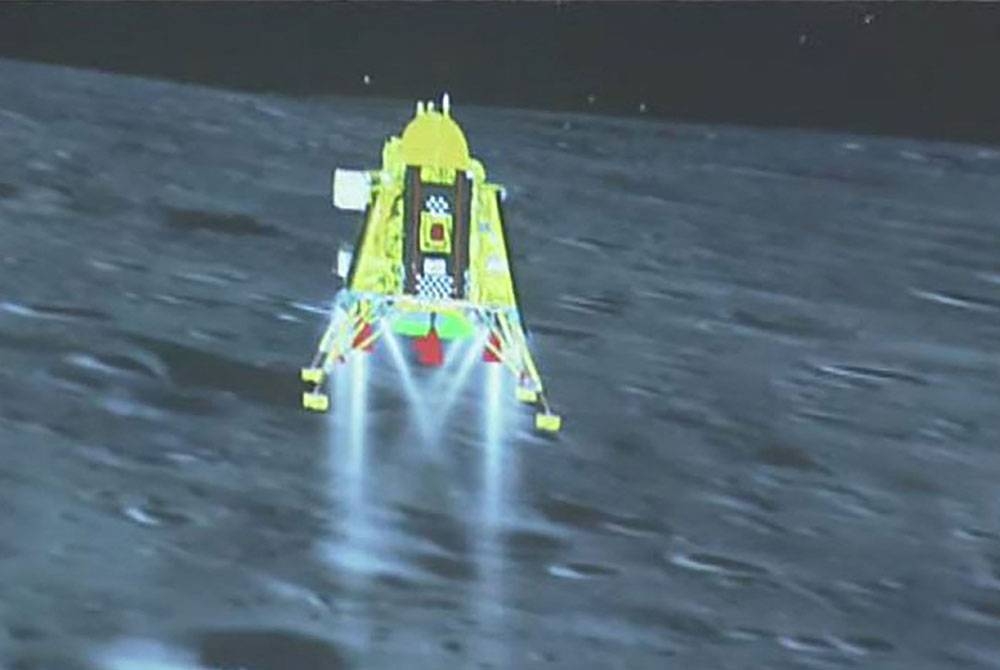 Video menunjukkan Chandrayaan-3 ketika beberapa saat hendak mendarat di bulan - Foto AFP