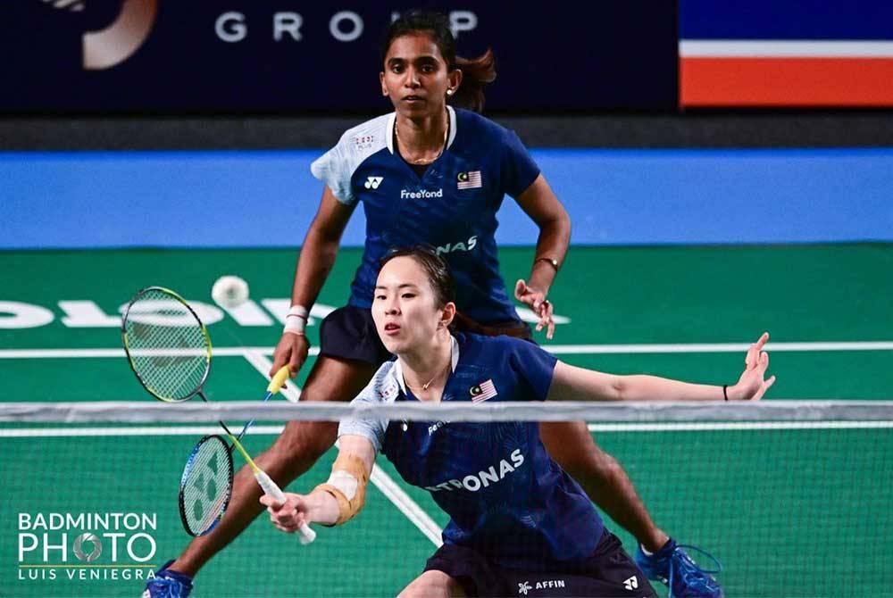 Pearly (depan) dan Thinaah mengalahkan pasangan Scotland dalam saingan pusingan kedua Kejohanan Badminton Dunia di Denmark pada malam Rabu. - Foto Badminton Photo