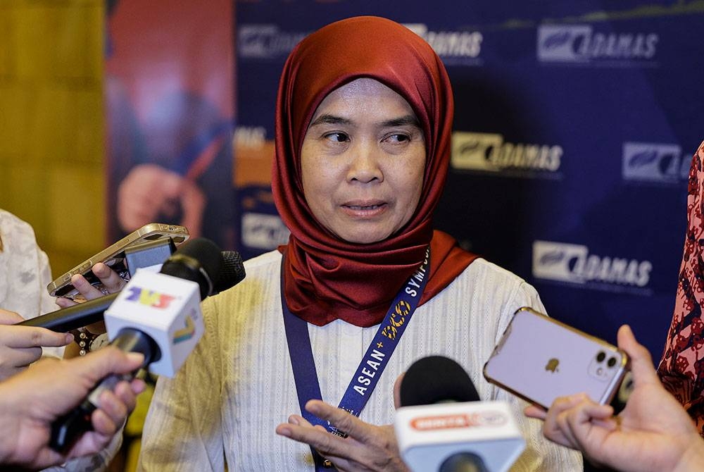 Azura ditemui media selepas majlis perasmian 2023 ASEAN Doping Control Officer Symposium di ibu kota pada malam Rabu. - Foto Bernama