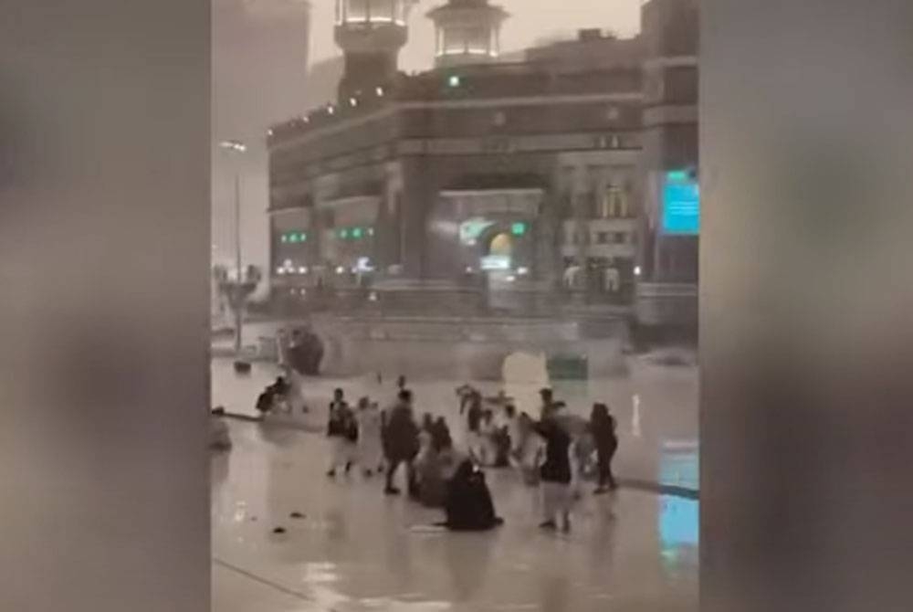 Rakaman menunjukkan beberapa jemaah yang terjatuh akibat angin kuat di Makkah. - Foto Agensi