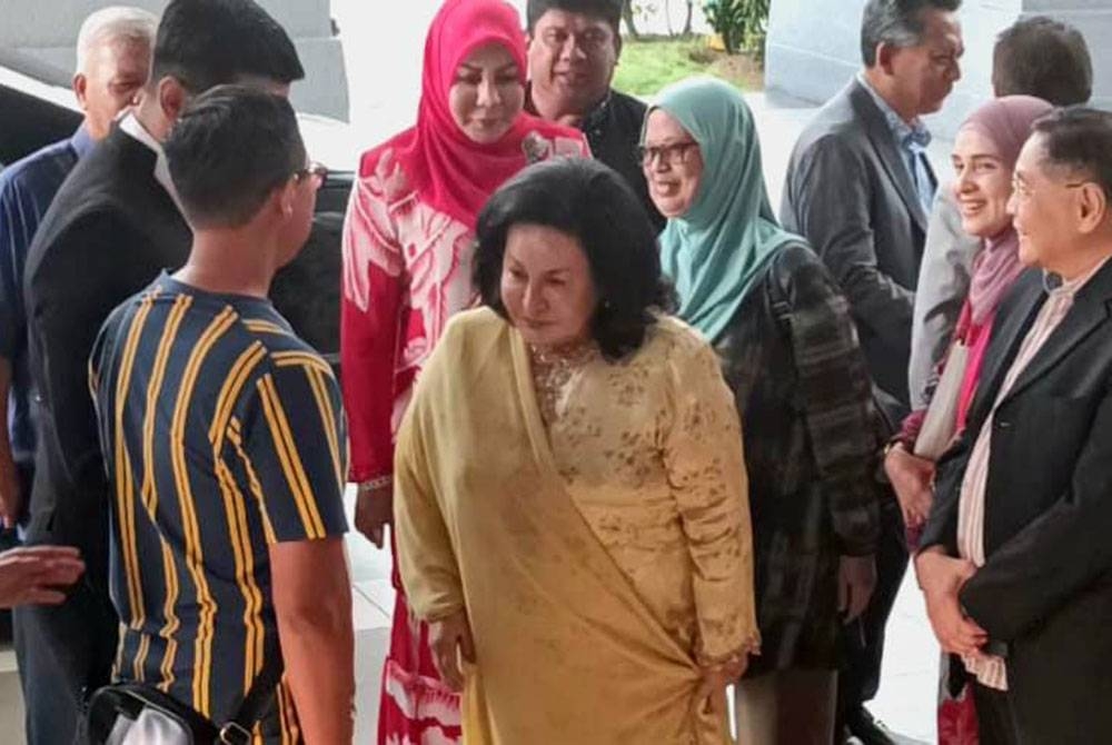 Rosmah tiba di Mahkamah Tinggi Kuala Lumpur pada Khamis, bagi menghadiri perbicaraan hari pertama kes 17 tuduhan pengubahan wang haram RM7.1 juta dan pengelakan cukai, dihadapinya.