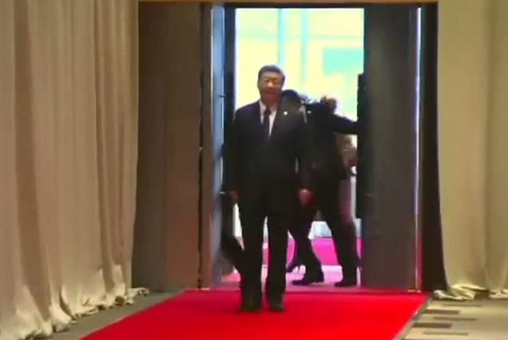 Tangkap layar video menunjukkan anggota keselamatan Afrika Selatan menghalang anggota delegasi China mengiringi Presiden Xi Jinping. - Agensi