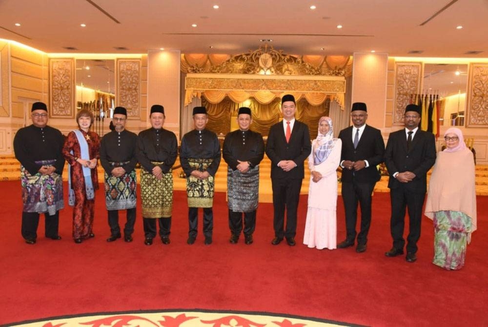 Sepuluh Exco Negeri Sembilan bagi penggal ke-15 mengangkat sumpah di hadapan Yang Dipertuan Besar Negeri Sembilan, Tuanku Muhriz Ibni Almarhum Tuanku Munawir hari ini.