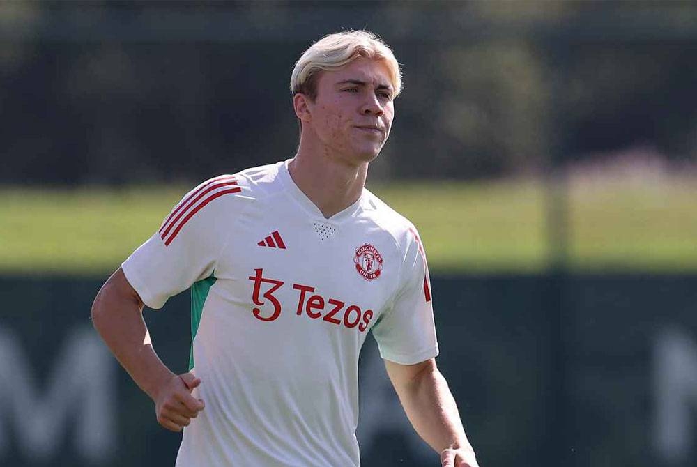 Hojlund turun menjalani latihan menjelang aksi United menentang Nottingham Forest pada Sabtu. - Foto Agensi