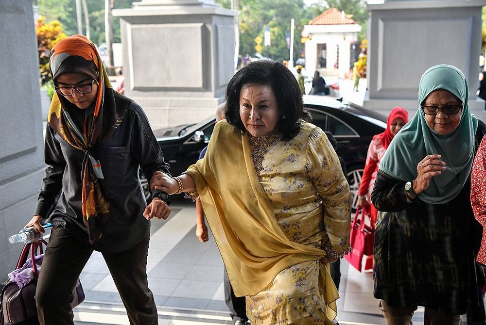  Isteri bekas perdana menteri Datin Seri Rosmah Mansor (tengah) hadir di Kompleks Mahkamah Kuala Lumpur hari ini untuk perbicaraan bagi pertuduhan pengubahan wang haram dan gagal mengisytiharkan pendapatan kepada Lembaga Hasil Dalam Negeri (LHDN) yang dihadapinya.- Foto Bernama