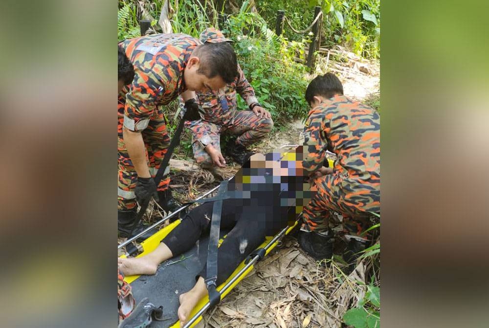 Mangsa dibawa turun oleh pihak bomba menggunakan pengusung.