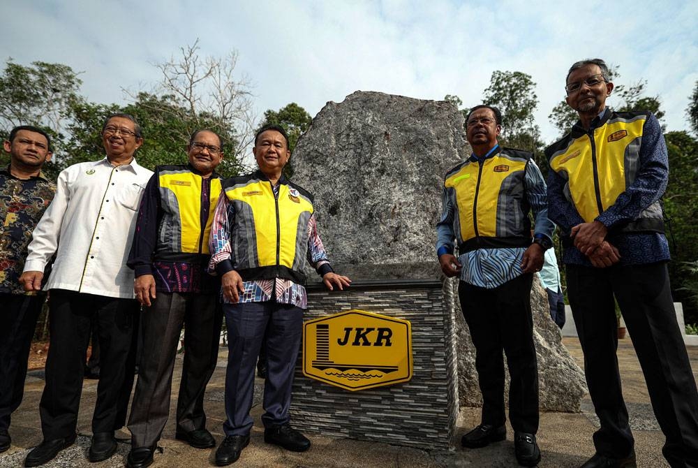 Nanta (empat dari kiri) bergambar di Tugu Peringatan Jalan Raya Timur Barat ketika mengadakan lawatan di tapak tugu tersebut di Sri Banding hari ini.  - Foto Bernama