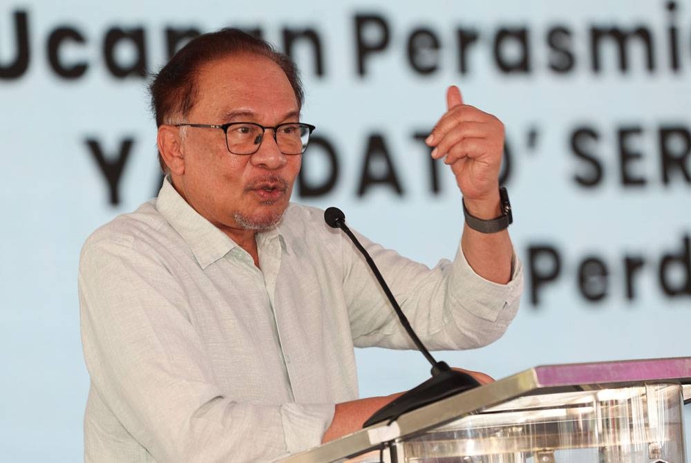 Anwar Ibrahim berucap pada majlis pelancaran Kempen MyJalan anjuran Kementerian Kerja Raya di Jeti Awam Pulau Banding pada Khamis. - Foto Bernama