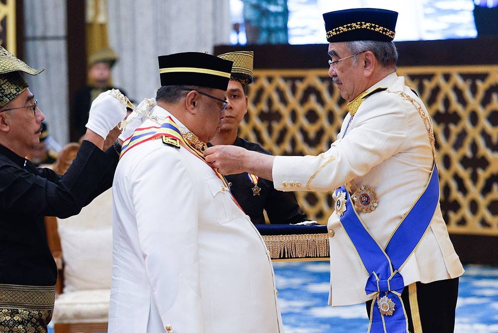 Yang Dipertua Negeri Melaka Tun Mohd Ali Rustam (kanan) mengurniakan Darjah Utama Negeri Melaka (D.U.N.M) yang membawa gelaran Datuk Seri Utama kepada Ketua Menteri Datuk Seri Ab Rauf Yusoh pada Istiadat Penganugerahan Darjah, Bintang dan Pingat Kebesaran Negeri Melaka sempena Sambutan Hari Jadi Ke-74 Yang Dipertua Negeri Melaka di Balai Istiadat Seri Negeri dekat Ayer Keroh, hari ini. - Foto Bernama