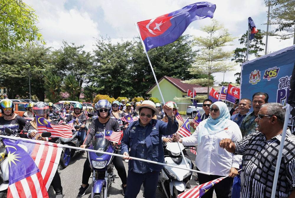 Azalina ketika melepaskan konvoi &#039;Kelab Real Ladies Bikers&#039; pada Majlis Pelancaran Semarak Malaysia Merdeka 66 Tahun Peringkat Parlimen Pengerang 2023 di Dewan Kejora Bandar Penawar pada Khamis. - Foto: Bernama