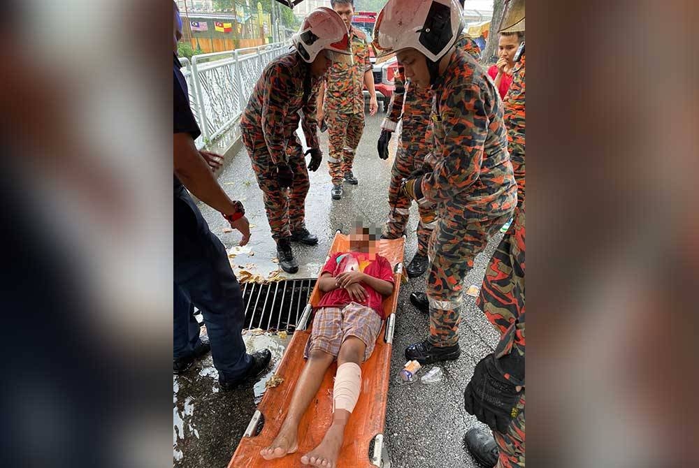 Anggota Bomba dan Penyelamat berjaya mengeluarkan kaki seorang kanak-kanak lelaki yang tersepit pada besi penutup longkang di Taman Sri Subang, di sini, pada Khamis.