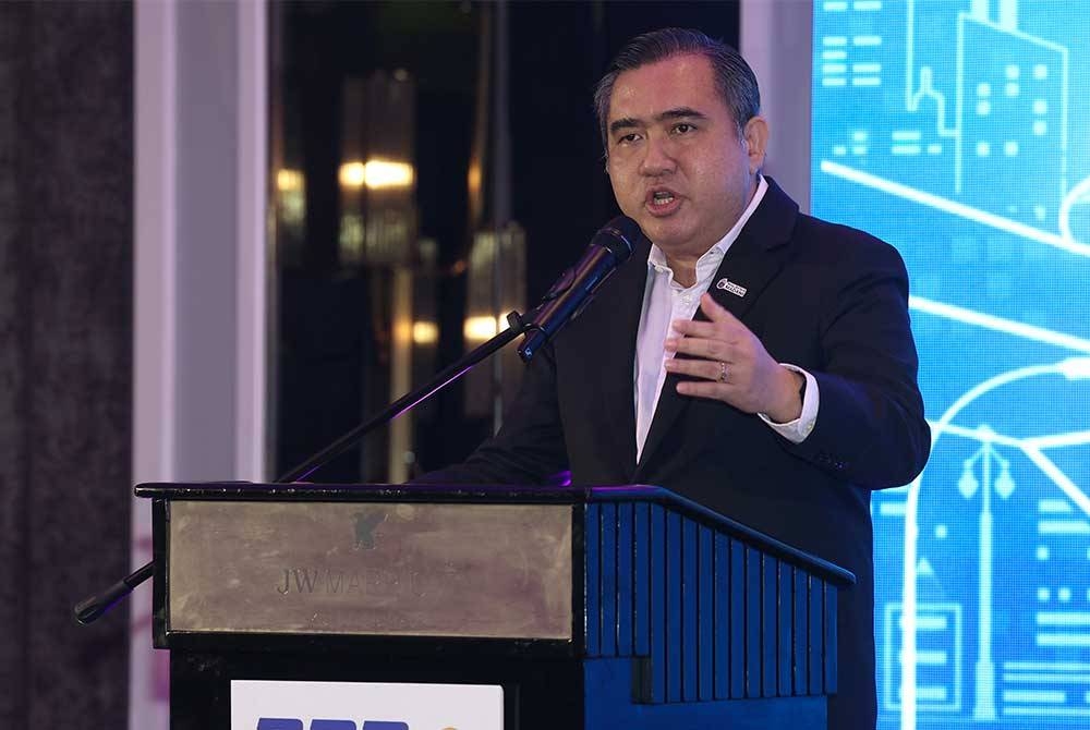 Anthony Loke berucap ketika menghadiri Majlis Menandatangani Perjanjian Pembangunan Bagi Pembinaan Stesen Kereta Api Segambut 2 Antara Perbadanan Aset Keretapi Dengan IDP Industrial Development Sdn Bhd pada Khamis. - Foto: Bernama