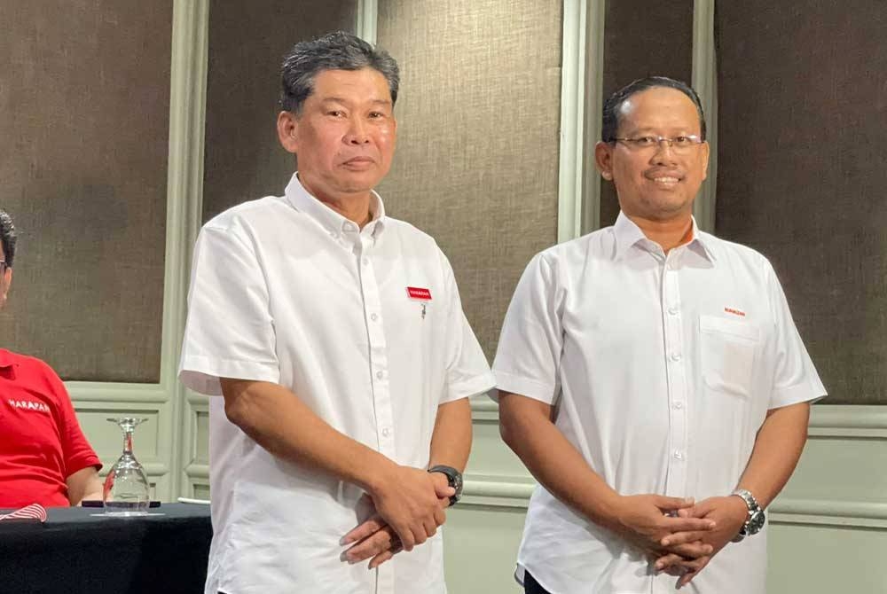 Suhaizan (kanan) dan Nazri (kiri) calon PH bagi PRK Parlimen Pulai dan DUN Simpang Jeram.