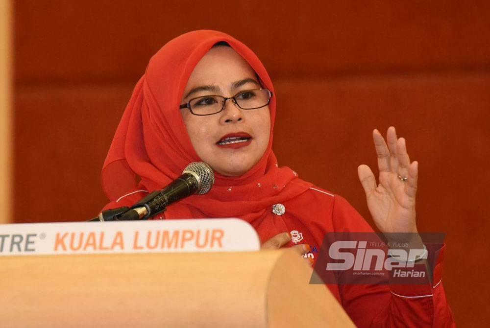 Noraini ketika berucap pada Himpunan Solidariti Wanita Bersama Presiden - Mempertahankan Institusi di Dewan Tun Hussein Onn, WTC pada Khamis. - Foto Sinar Harian/MOHD RAFIQ REDZUAN HAMZAH