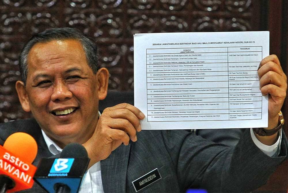 Aminuddin menunjukkan senarai Exco Negeri Sembilan