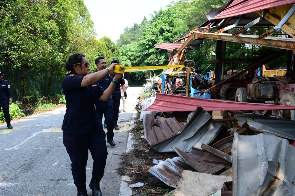 Tindakan penguatkuasaan oleh MPS terhadap struktur bangunan terbuka yang dibina tanpa kebenaran atas tanah rizab pada Khamis. 