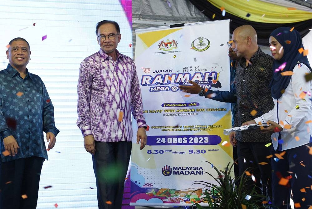 Anwar merasmikan program Jualan Rahmah Mega @ Tambun di Pasaraya Mydin Manjoi pada Khamis. - Foto: Bernama