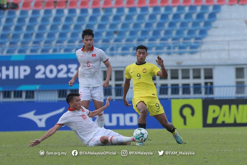 Alif Ikmalrizal (kanan) cuba melepasi kawalan pemain Vietnam dalam aksi separuh akhir Kejuaraan B-23 AFF di Rayong, Thailand pada Khamis. - Foto Facebook FAM