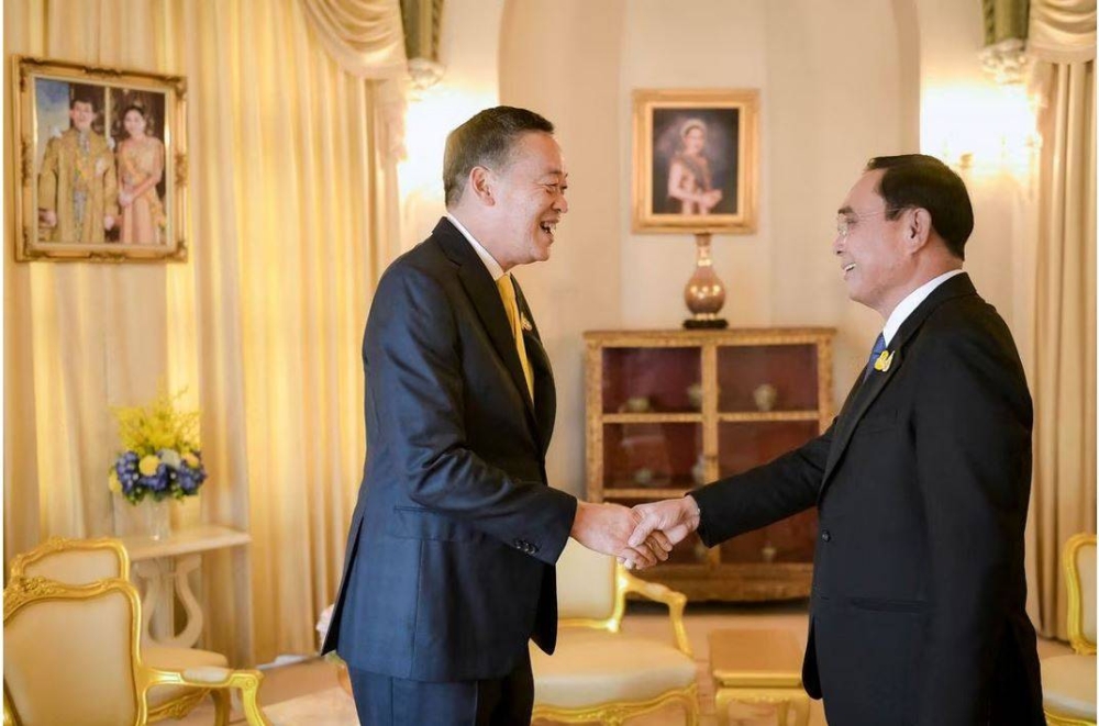 Perdana Menteri baharu Thailand, Srettha Thavisin (kiri) bertemu dengan bekas Perdana Menteri sementara Prayuth Chan-ocha di rumah kerajaan di Bangkok, Thailand pada Khamis. - Foto: Reuters
