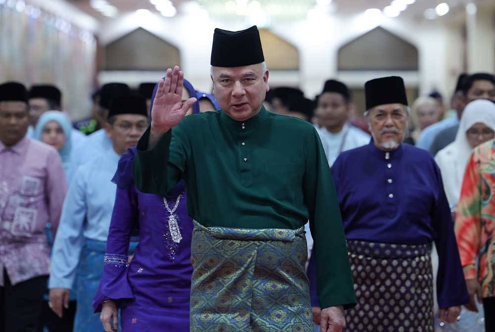 Sultan Perak Sultan Nazrin Shah berkenan berangkat tiba ke Majlis Perasmian Penutupan dan Pengurniaan Hadiah kepada Johan Tilawah dan Johan Hafazan Al-Quran di Pusat Dagangan Dunia Kuala Lumpur (WTCKL) pada Khamis. - Foto: Bernama