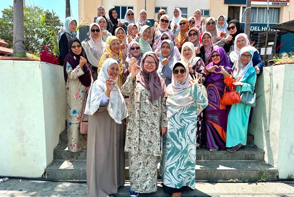 Norisah barisan depan (tengah) dan Wan Faizah (kanan) bergambar kenangan dengan sahabat selepas terpisah lebih empat dekad.