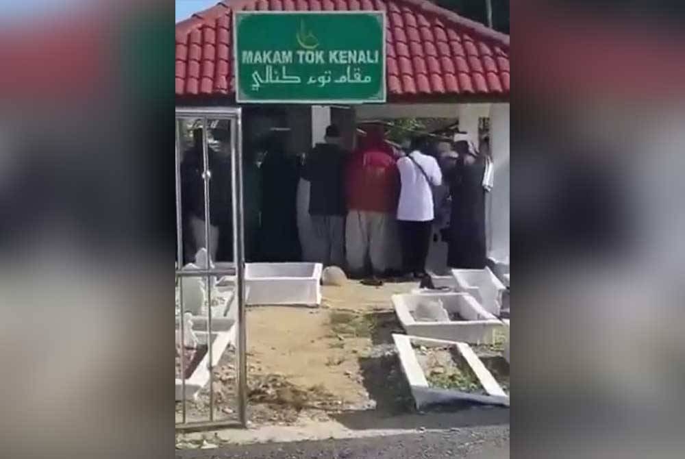 Tangkap layar rakaman ritual pelik di makam Tok Kenali yang tular pada Rabu