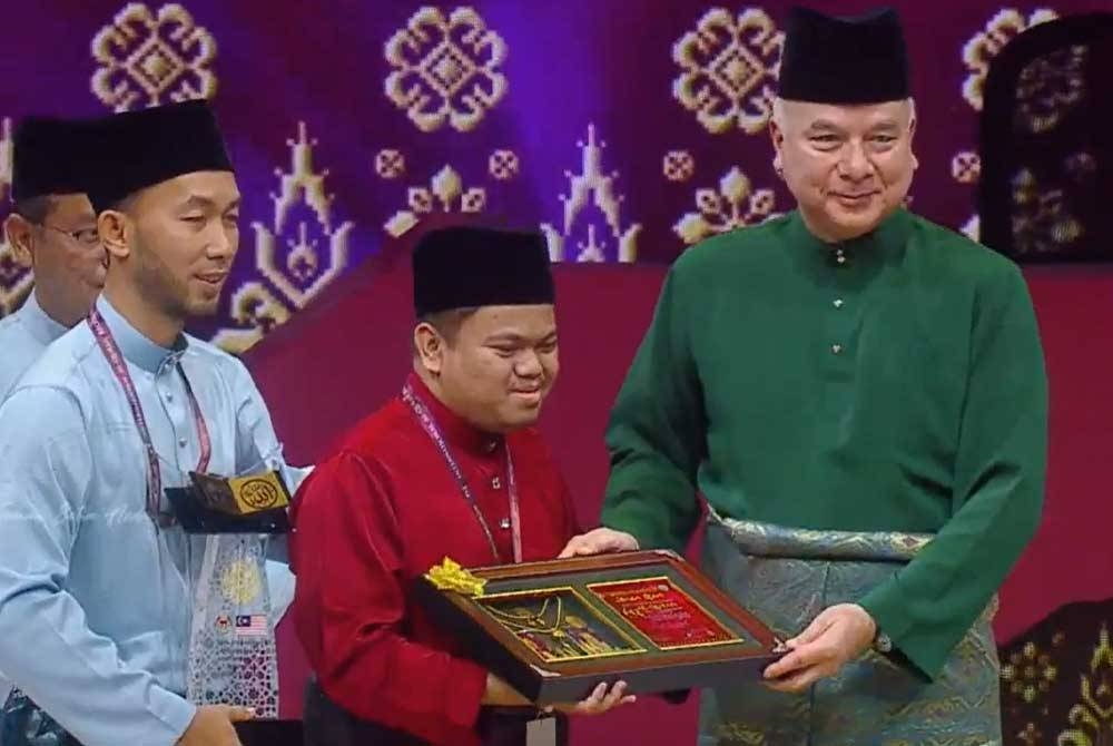 Muhammad Qayyim (dua dari kanan) menerima hadiah yang disampaikan Sultan Perak, Sultan Nazrin Muizzuddin Shah (kanan) pada Khamis.