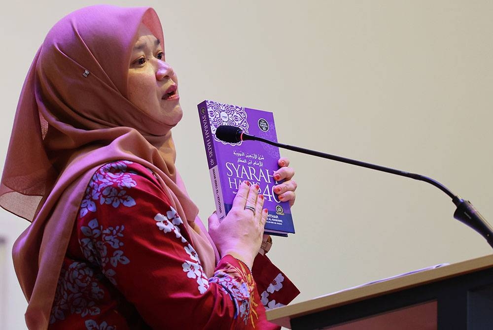 Menteri Pendidikan Fadhlina Sidek ketika berucap pada Program Karnival Penghayatan Hadis 40 Imam Nawawi di Sekolah Menengah Kebangsaan Agama Putrajaya (SMKA) baru-baru ini. - Foto Bernama.