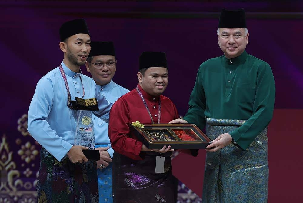 Sultan Perak Sultan Nazrin Shah berkenan mengurniakan hadiah kepada johan Tilawah Al-Quran kategori lelaki Muhammad Qayyim Nizar Sarimi pada Majlis Perasmian Penutupan Tilawah dan Menghafaz Al-Quran Peringkat Antarabangsa (MTHQA) ke-63 di Pusat Dagangan Dunia Kuala Lumpur (WTCKL). - Foto Bernama.