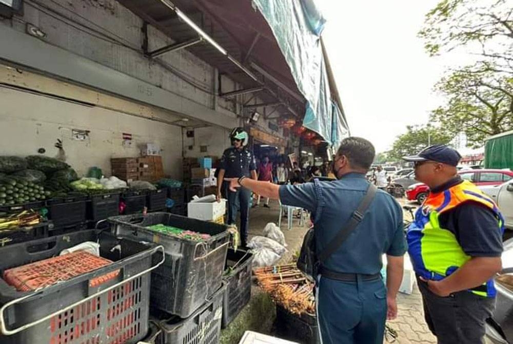 12 buah premis dikenakan tindakan sita dan pindah barangan perniagaan yang membuat halangan