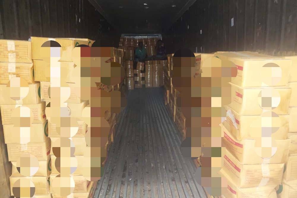 Maqis merampas 16,896 kg keratan ayam dari Thailand yang tidak mematuhi syarat permit import Maqis di ICQS Bukit Kayu Hitam pada Rabu.