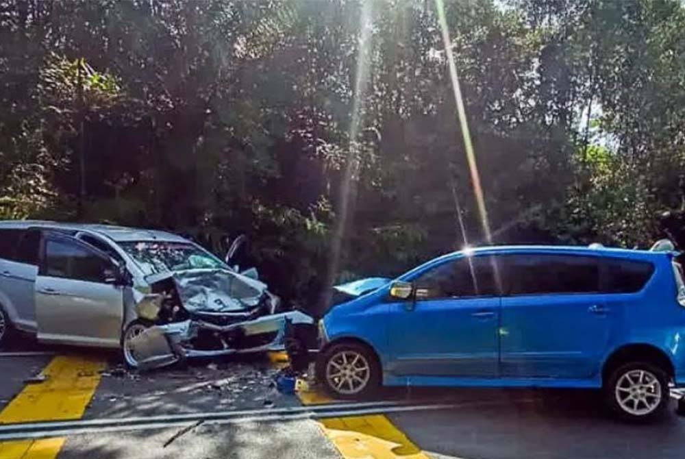 Keadaan Proton Exora dan Proton Alza selepas bertembung di jalan berhampiran simpang Felda Air Tawar 1, Jalan Kota Tinggi-Sungai Rengit petang Khamis.