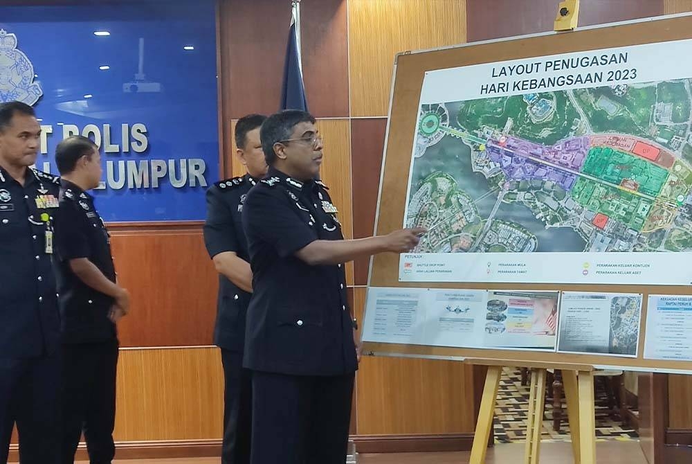 Allaudeen menunjukkan lokasi-lokasi sepanjang sambutan Hari Kebangsaan ke-66 di Dataran Putrajaya pada 31 Ogos.