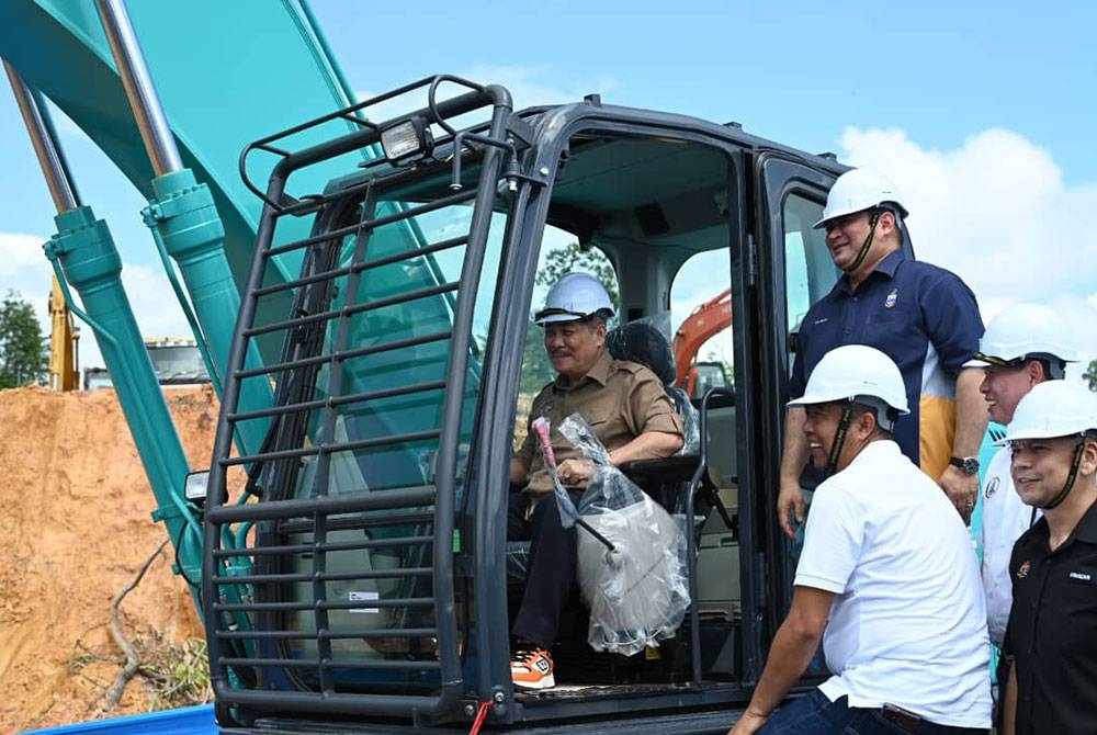 Hajiji menyempurnakan perasmikan pelaksanaan projek naik taraf LRA Kogopan Fasa 2 di Papar.