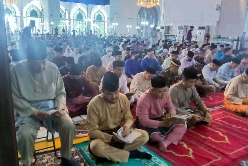 Sultan Sharafuddin dan Tengku Amir Shah
mengikuti majlis nacaan Yasin dan tahlil di Masjid Sultan Salahuddin Abdul Aziz Shah.