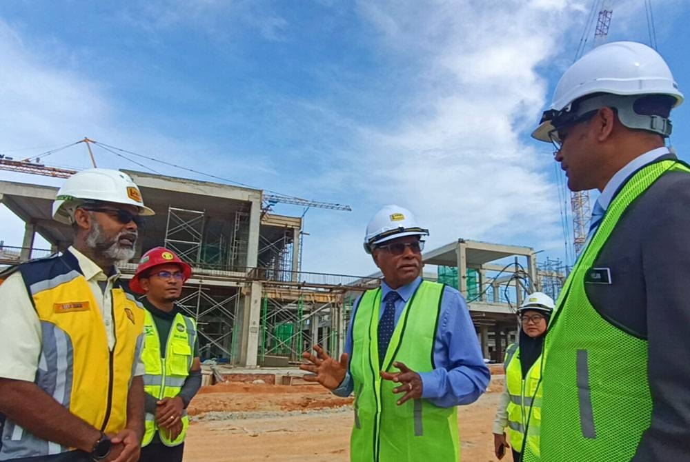 Sivanesan (tiga dari kiri) ketika meninjau tapak pembinaan Hospital Seri Iskandar pada Jumaat.