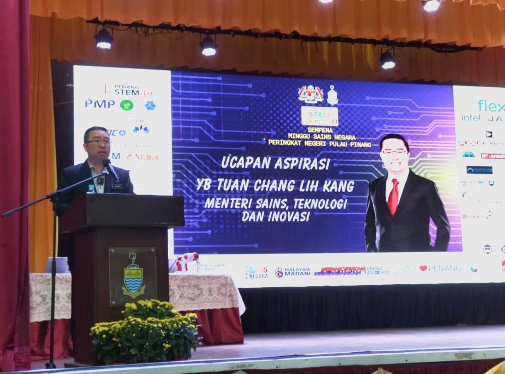 Lih Kang menyampaikan ucapan ketika Majlis Perasmian Stem Showcase &#039;23 di Sekolah Menengah Persendirian Han Chiang pada Jumaat.